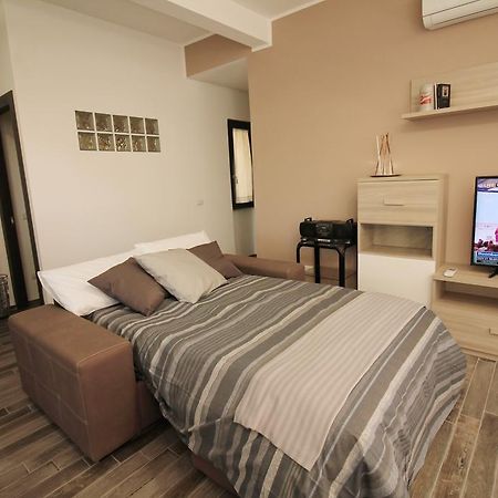 Eur Bright Spacious Terraced Apartment With Private Parking Only For Small Cars Rom Exterior foto