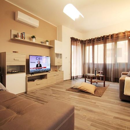 Eur Bright Spacious Terraced Apartment With Private Parking Only For Small Cars Rom Exterior foto