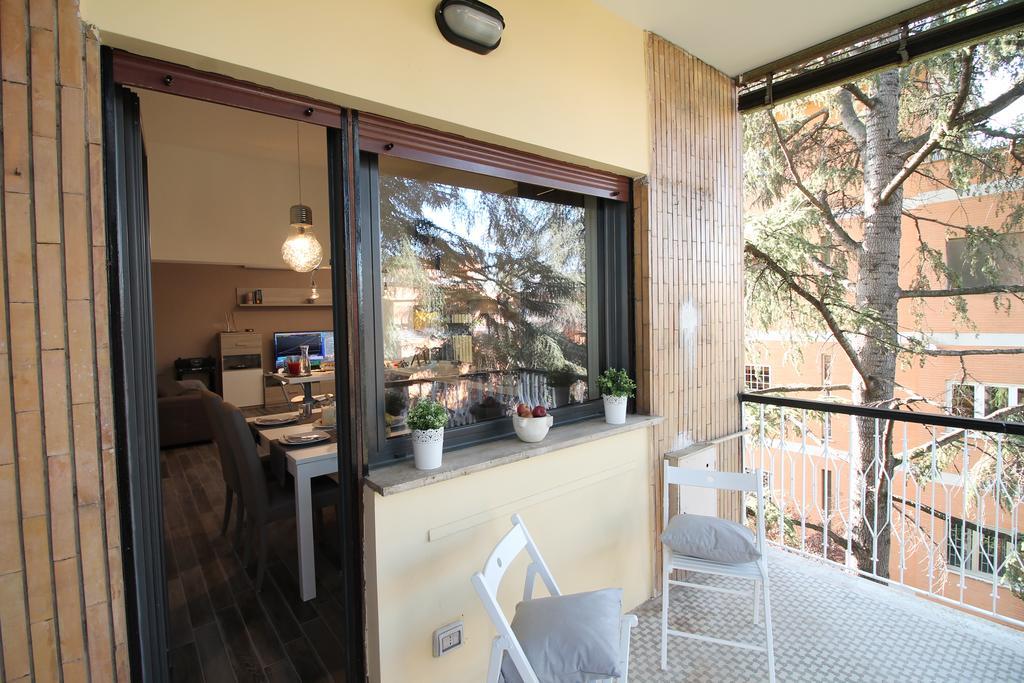 Eur Bright Spacious Terraced Apartment With Private Parking Only For Small Cars Rom Exterior foto