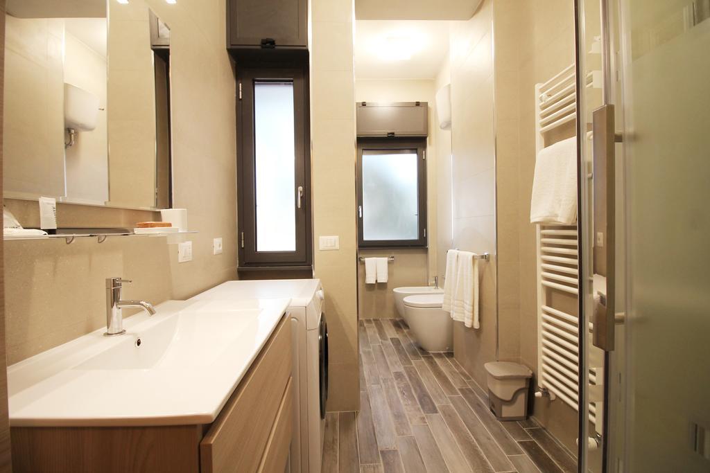 Eur Bright Spacious Terraced Apartment With Private Parking Only For Small Cars Rom Exterior foto