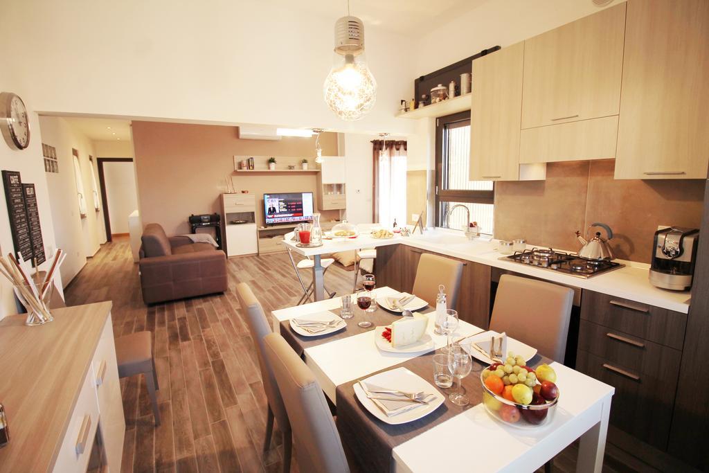 Eur Bright Spacious Terraced Apartment With Private Parking Only For Small Cars Rom Exterior foto