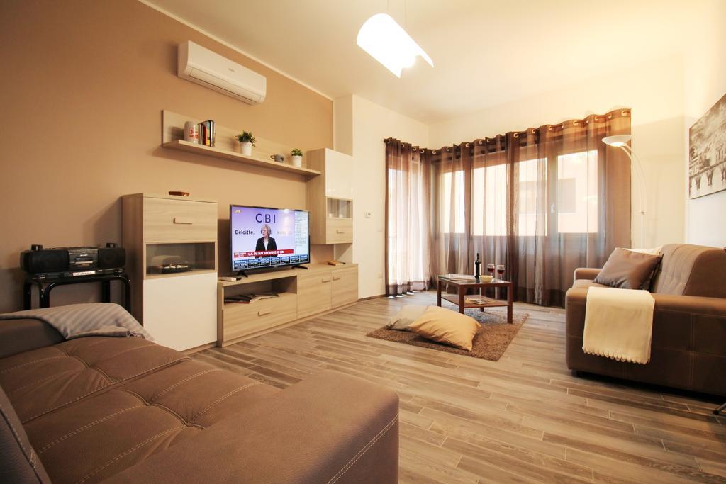 Eur Bright Spacious Terraced Apartment With Private Parking Only For Small Cars Rom Exterior foto