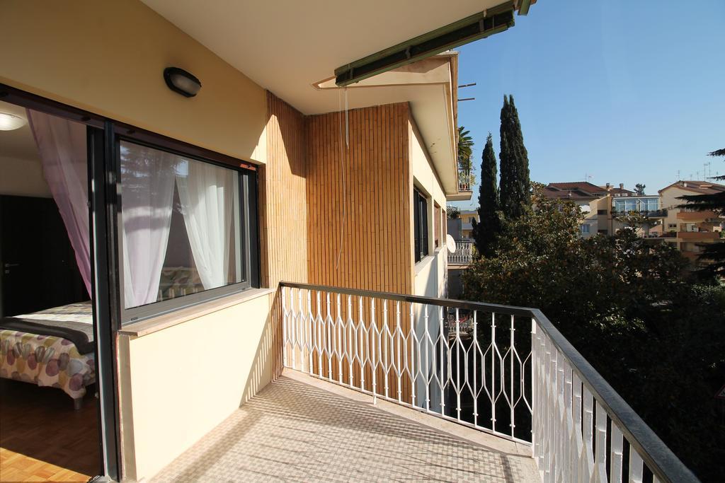 Eur Bright Spacious Terraced Apartment With Private Parking Only For Small Cars Rom Exterior foto