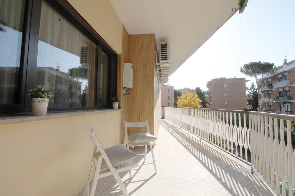 Eur Bright Spacious Terraced Apartment With Private Parking Only For Small Cars Rom Exterior foto