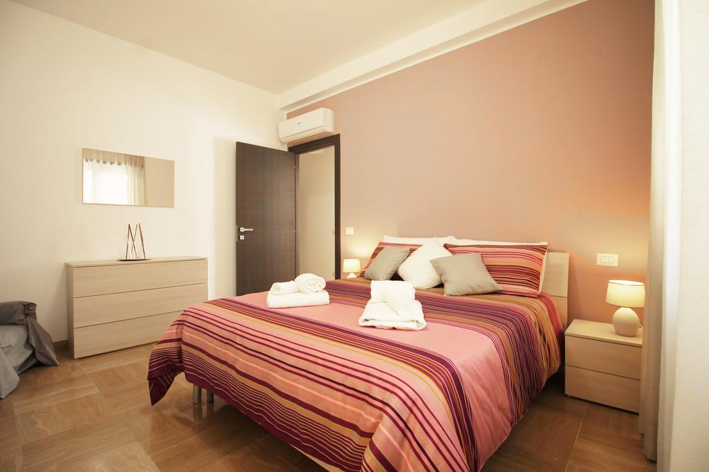 Eur Bright Spacious Terraced Apartment With Private Parking Only For Small Cars Rom Exterior foto