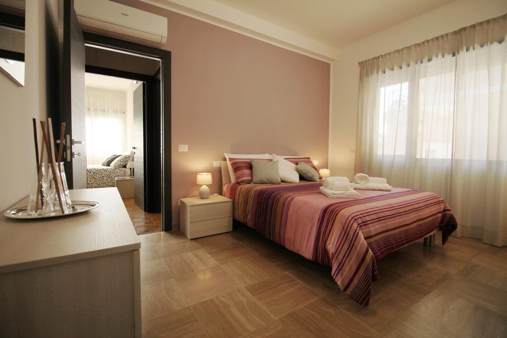 Eur Bright Spacious Terraced Apartment With Private Parking Only For Small Cars Rom Exterior foto