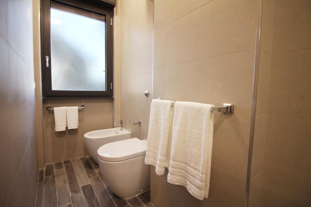 Eur Bright Spacious Terraced Apartment With Private Parking Only For Small Cars Rom Exterior foto