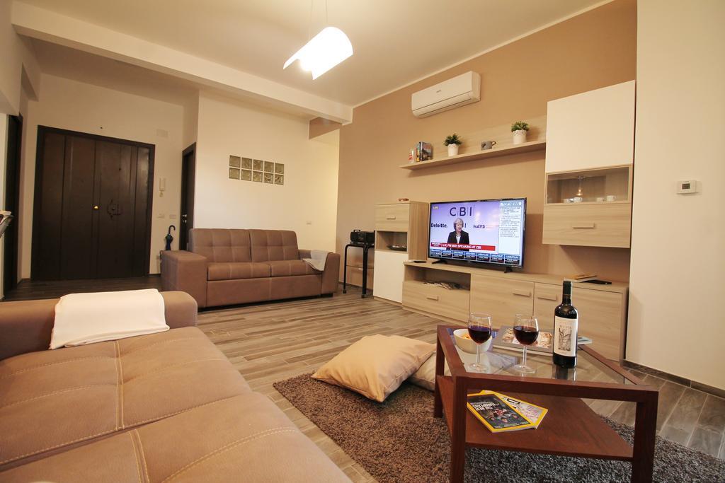 Eur Bright Spacious Terraced Apartment With Private Parking Only For Small Cars Rom Exterior foto
