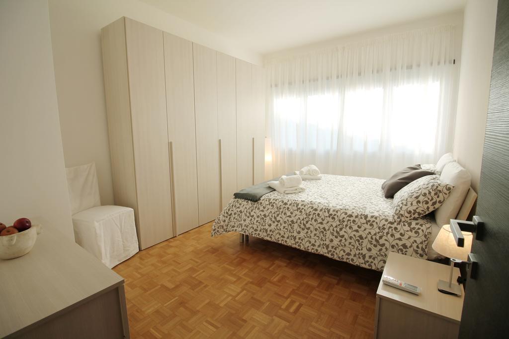 Eur Bright Spacious Terraced Apartment With Private Parking Only For Small Cars Rom Exterior foto