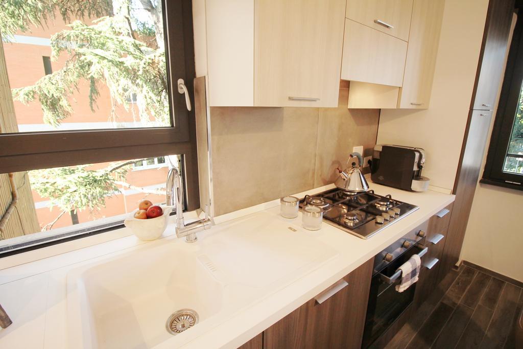 Eur Bright Spacious Terraced Apartment With Private Parking Only For Small Cars Rom Exterior foto
