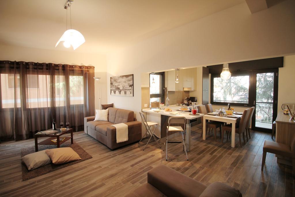 Eur Bright Spacious Terraced Apartment With Private Parking Only For Small Cars Rom Exterior foto